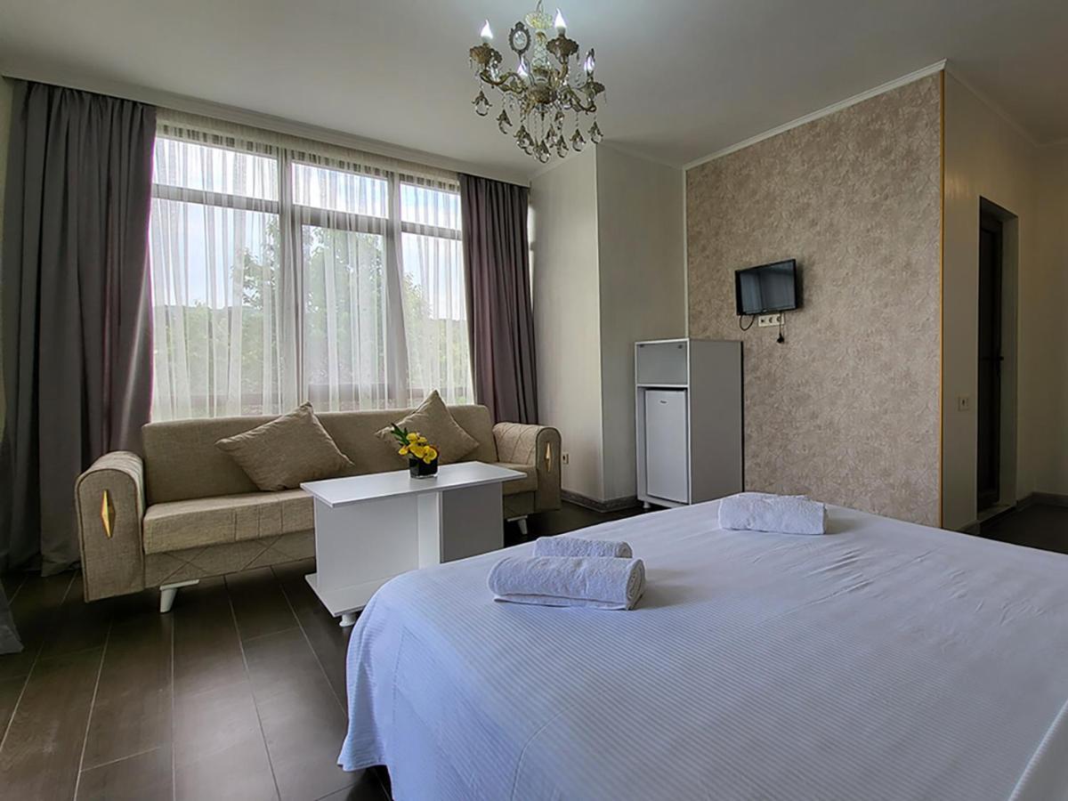Mite Hotel Tsjakvi Eksteriør bilde